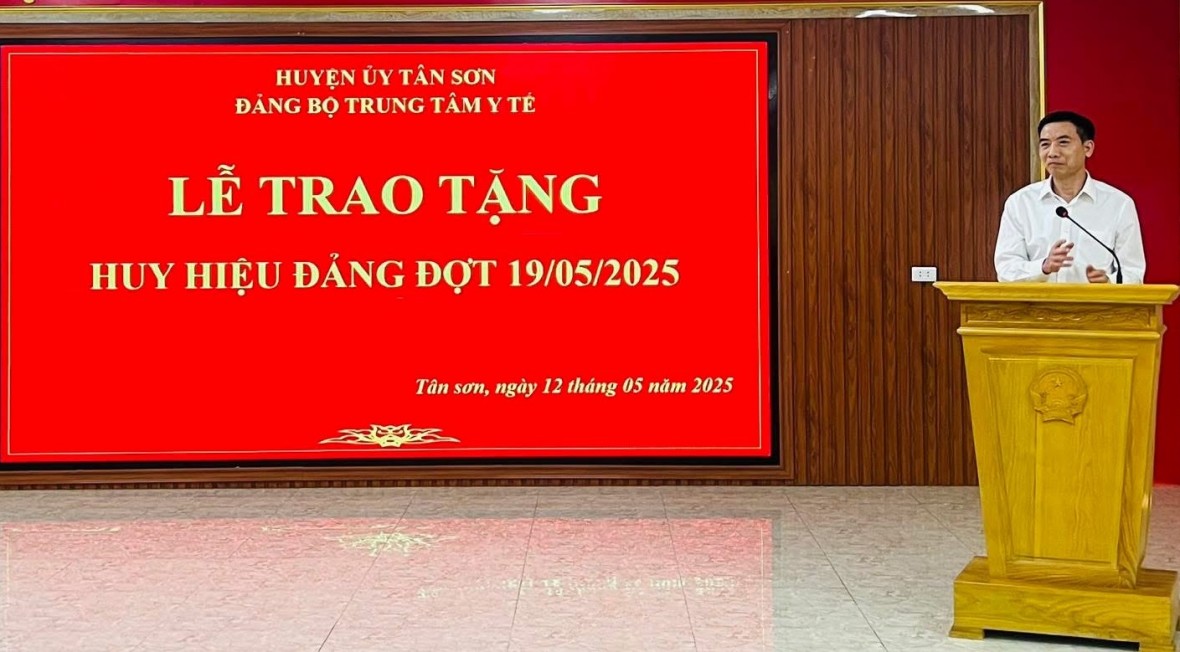 Ông Trần Khắc Thăng phát biểu, chỉ đạo và trao Huy hiệu 30 năm tuổi Đảng cho Phó Bí thư Đảng ủy, Phó Giám đốc Trung tâm Y tế huyện Tân Sơn. Ông Trần Khắc Thăng phát biểu, chỉ đạo và trao Huy hiệu 30 năm tuổi Đảng cho Phó Bí thư Đảng ủy, Phó Giám đốc Trung tâm Y tế huyện Tân Sơn.