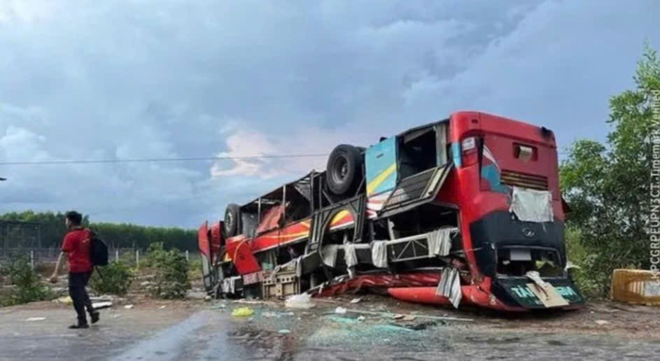 Xe khách giường nằm ở Bình Thuận mất lái, lật ngửa trên Quốc lộ 55