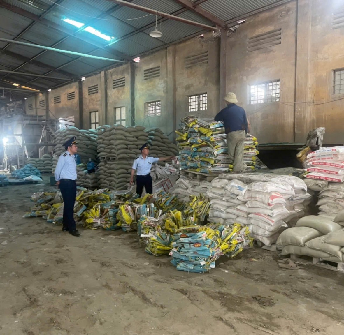 Hơn 67 tấn phân bón giả mạo nhãn hiệu bị giám sát khắc phục hậu quả
