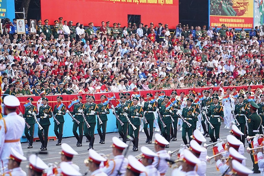 Người dân đón xem tổng hợp luyện diễu binh, diễu hành lần 1 ngày 21/8.