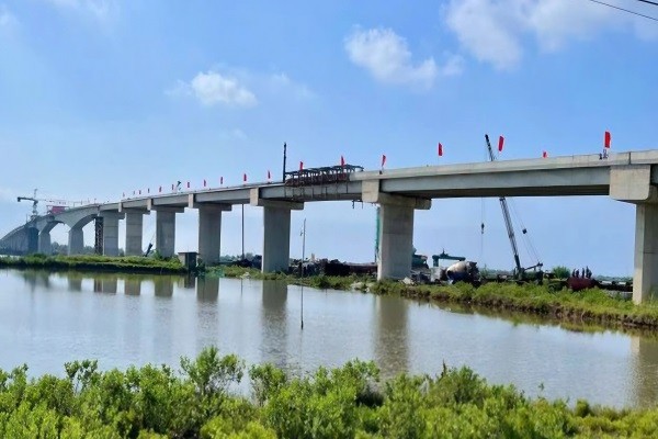 Hợp long cầu vượt sông Đáy kết nối 2 tỉnh Ninh Bình - Nam Định