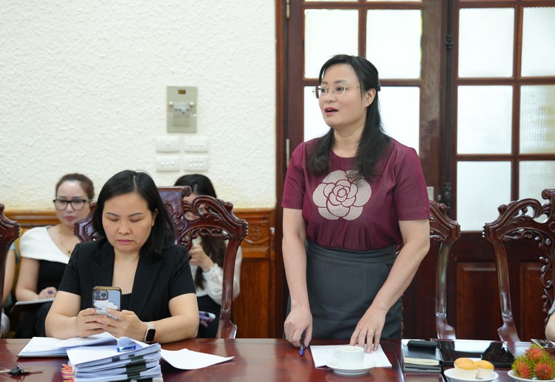 B&agrave; Vũ Hồng Thu&yacute;, Ph&oacute; Tổng Bi&ecirc;n tập B&aacute;o PLVN ph&aacute;t biểu tại buổi l&agrave;m việc.