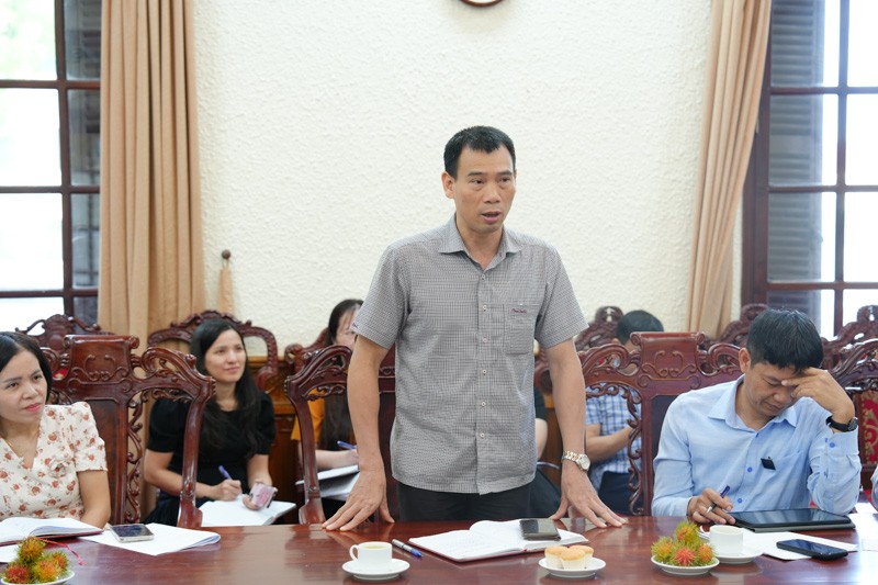 &Ocirc;ng Trương Thế C&ocirc;n, Tổng Bi&ecirc;n tập Tạp ch&iacute; D&acirc;n chủ v&agrave; Ph&aacute;p luật ph&aacute;t biểu tại buổi l&agrave;m việc.