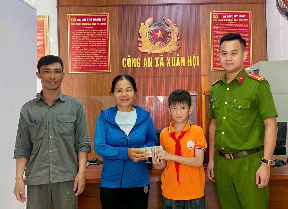 Hành động đẹp của cháu Hoàng Đức Duy - Ảnh Công an Hà Tĩnh.