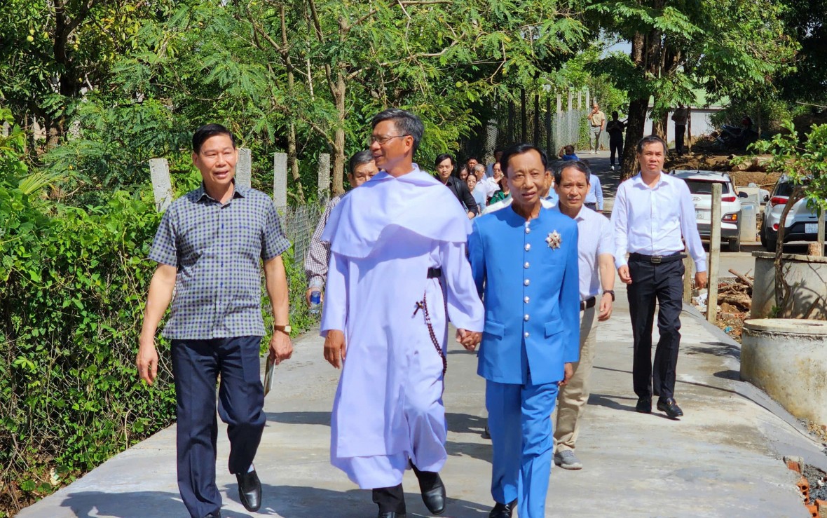 Đồng chí Đỗ Văn Phớn- nguyên Phó Trưởng Ban Tuyên giáo và Dân vận Trung ương (bên trái) và Hiệp sĩ Đại Thánh Giá Lê Đức Thịnh (bên phải) thăm cộng đoàn dòng Đa Minh tại thị trấn Liên Sơn. Ảnh: An Luých