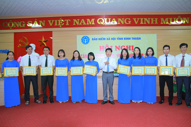 Tập thể và cá nhân thuộc BHXH tỉnh Bình Thuận được khen thưởng trong các phong trào thi đua.