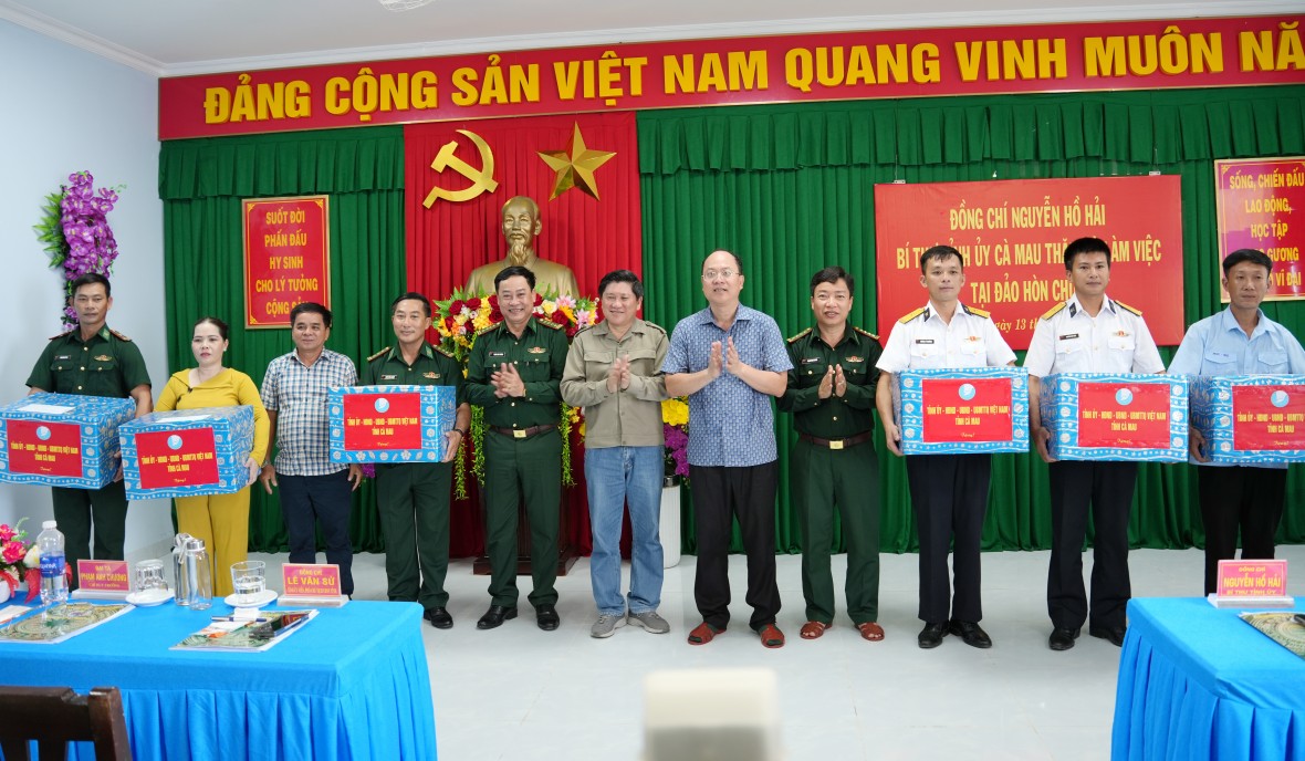 Lãnh đạo Cà Mau khảo sát, làm việc với các lực lượng làm nhiệm vụ trên tuyến biên giới