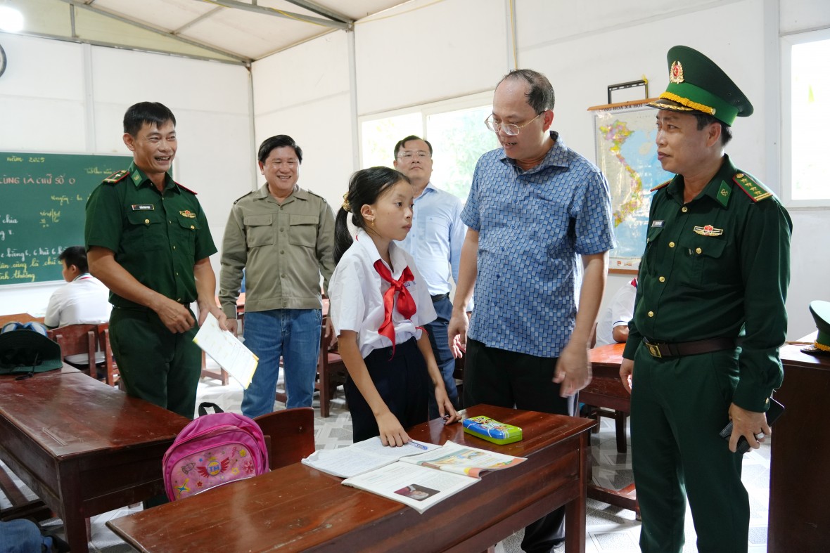 Lãnh đạo Cà Mau khảo sát, làm việc với các lực lượng làm nhiệm vụ trên tuyến biên giới