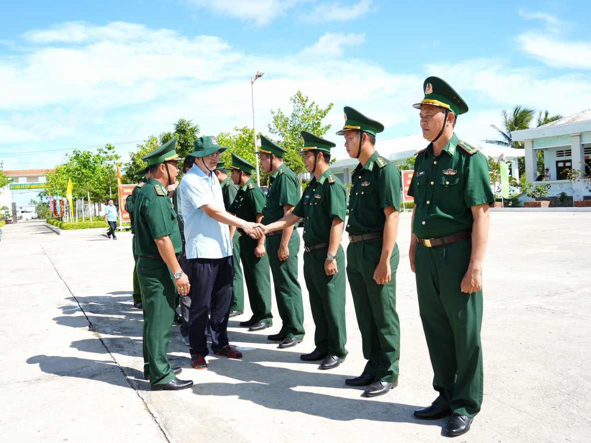 Lãnh đạo Cà Mau khảo sát, làm việc với các lực lượng làm nhiệm vụ trên tuyến biên giới