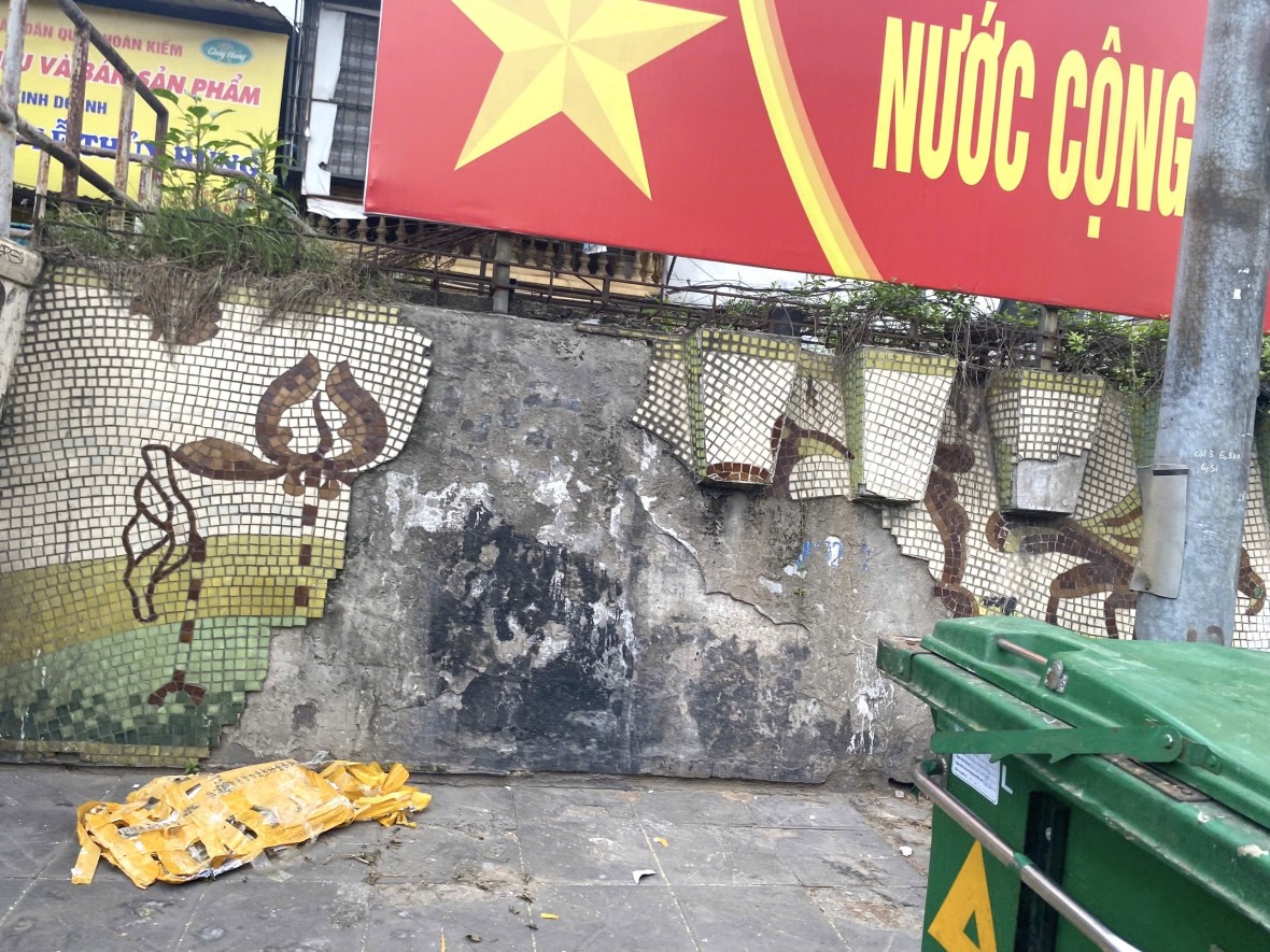 Nhiều đoạn bích hoạ “con đường gốm sứ” của Hà Nội đang gặp “nguy”