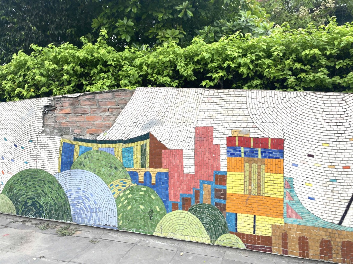 Nhiều đoạn bích hoạ “con đường gốm sứ” của Hà Nội đang gặp “nguy”