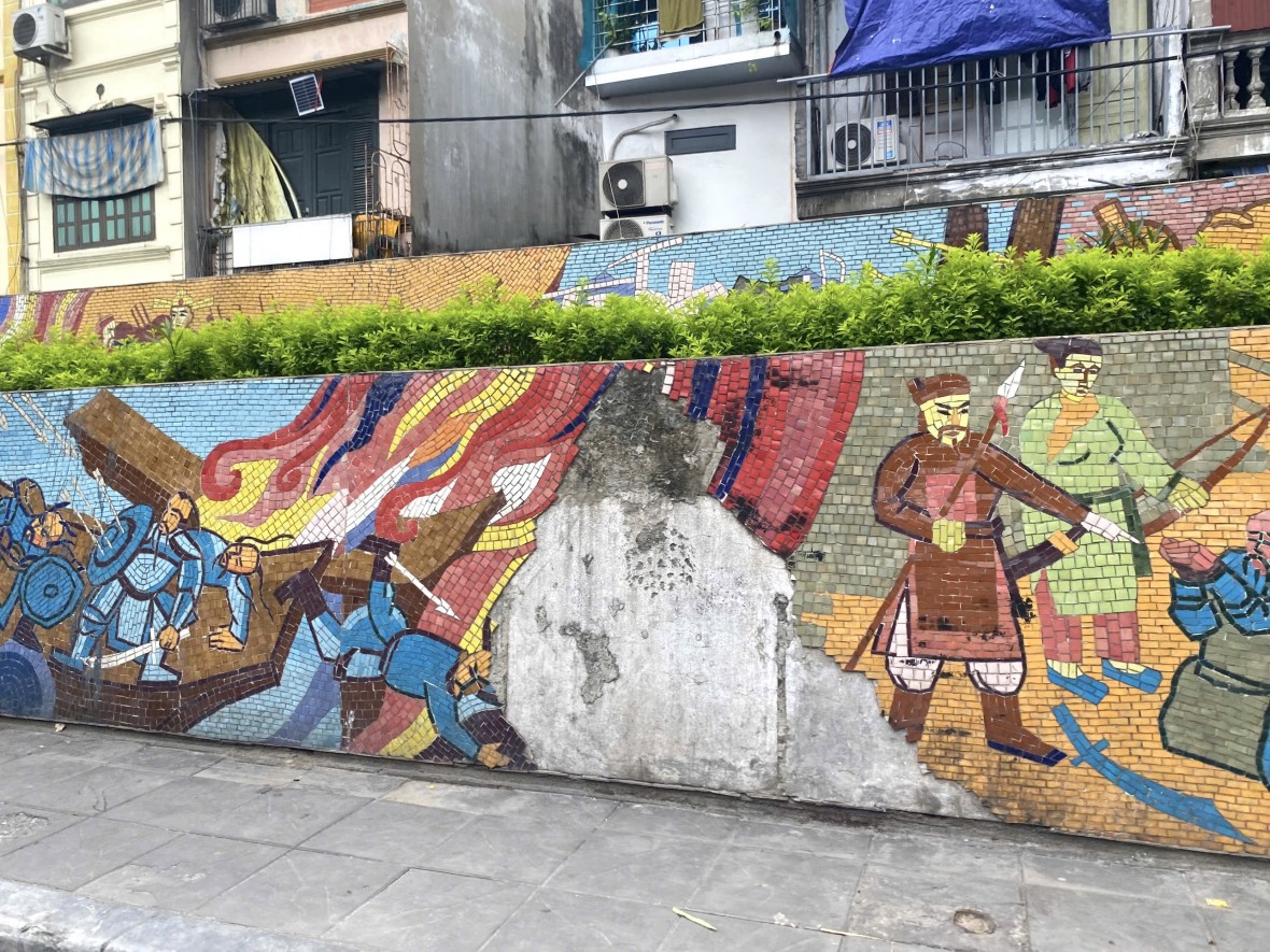 Nhiều đoạn bích hoạ “con đường gốm sứ” của Hà Nội đang gặp “nguy”