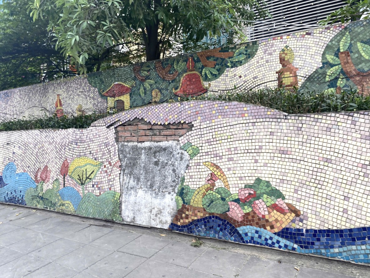 Nhiều đoạn bích hoạ “con đường gốm sứ” của Hà Nội đang gặp “nguy”