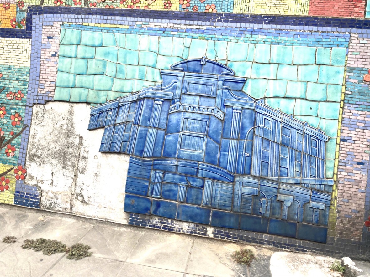 Nhiều đoạn bích hoạ “con đường gốm sứ” của Hà Nội đang gặp “nguy”