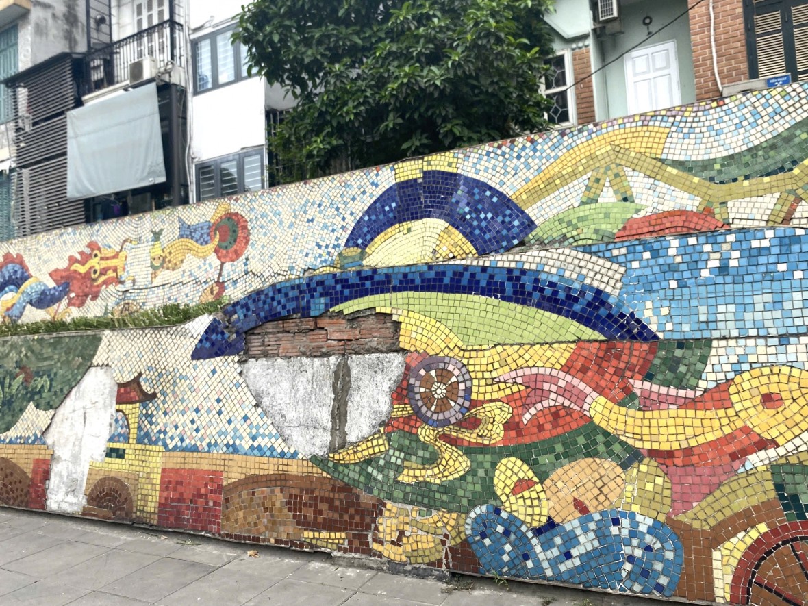 Nhiều đoạn bích hoạ “con đường gốm sứ” của Hà Nội đang gặp “nguy”