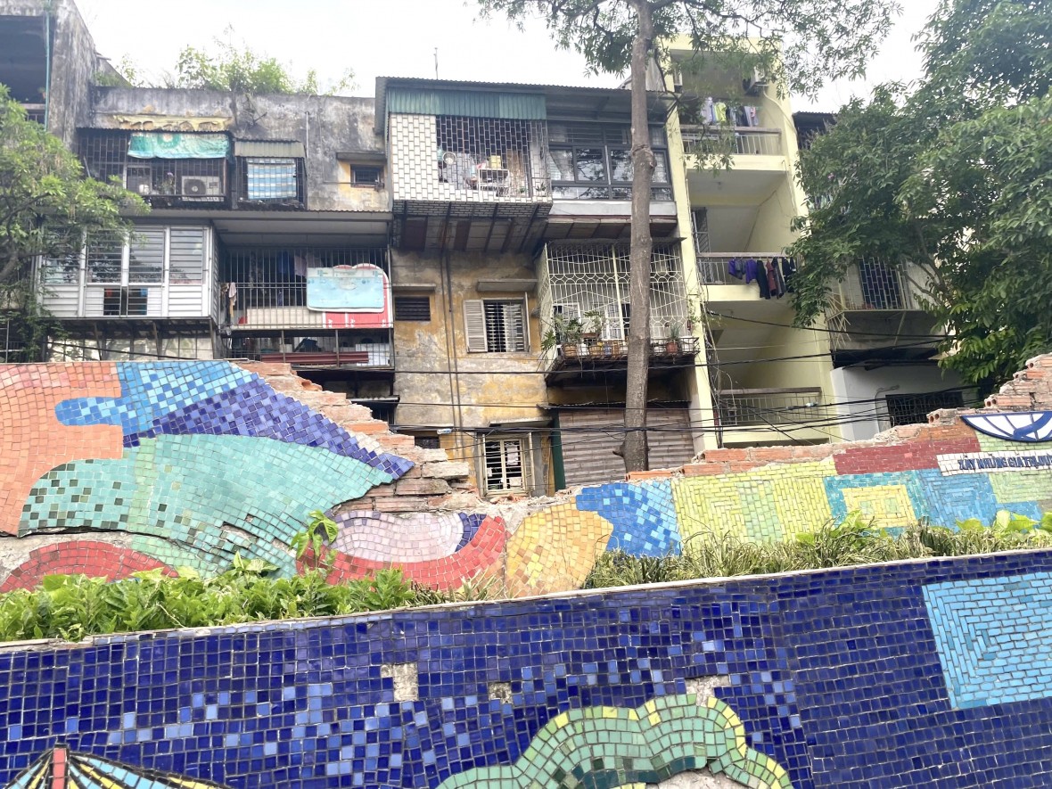 Nhiều đoạn bích hoạ “con đường gốm sứ” của Hà Nội đang gặp “nguy”