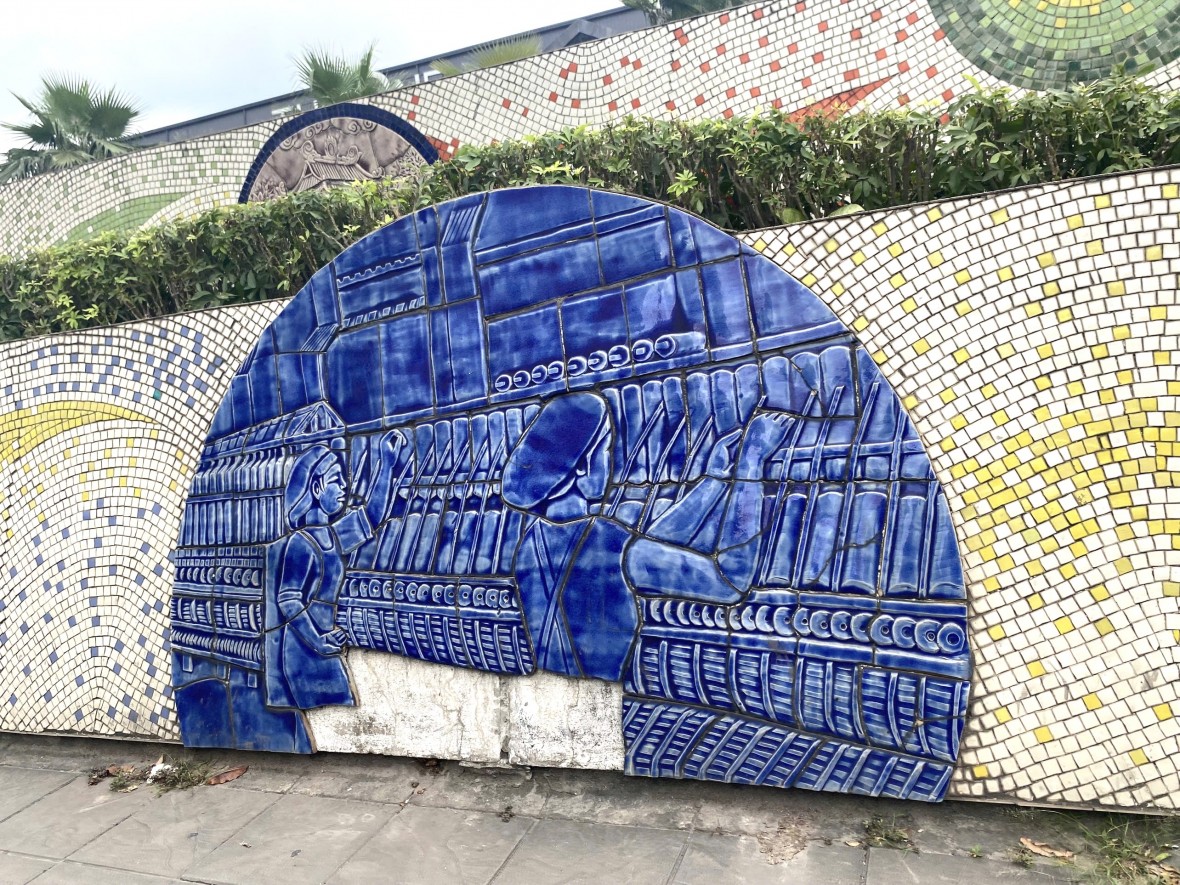 Nhiều đoạn bích hoạ “con đường gốm sứ” của Hà Nội đang gặp “nguy”