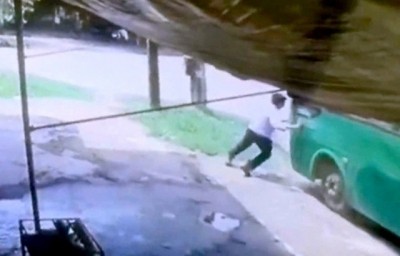 Nam phụ xe dùng tay để giữ chiếc xe buýt trôi tự do.