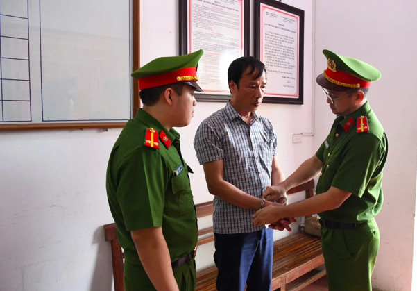 Văn Mạnh Thắng bị bắt về tội “Thiếu trách nhiệm gây hậu quả nghiêm trọng”. Ảnh; Công an Phú Thọ.