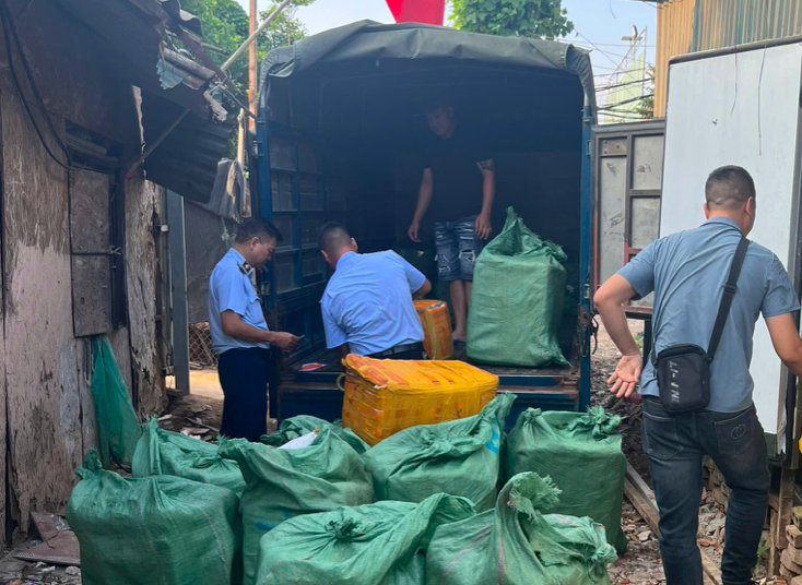 Lực lượng chức năng phát hiện 20 thùng xốp chứa 800kg thực phẩm đông lạnh gồm trứng gà non và tràng gà. Lực lượng chức năng phát hiện 20 thùng xốp chứa 800kg thực phẩm đông lạnh gồm trứng gà non và tràng gà.