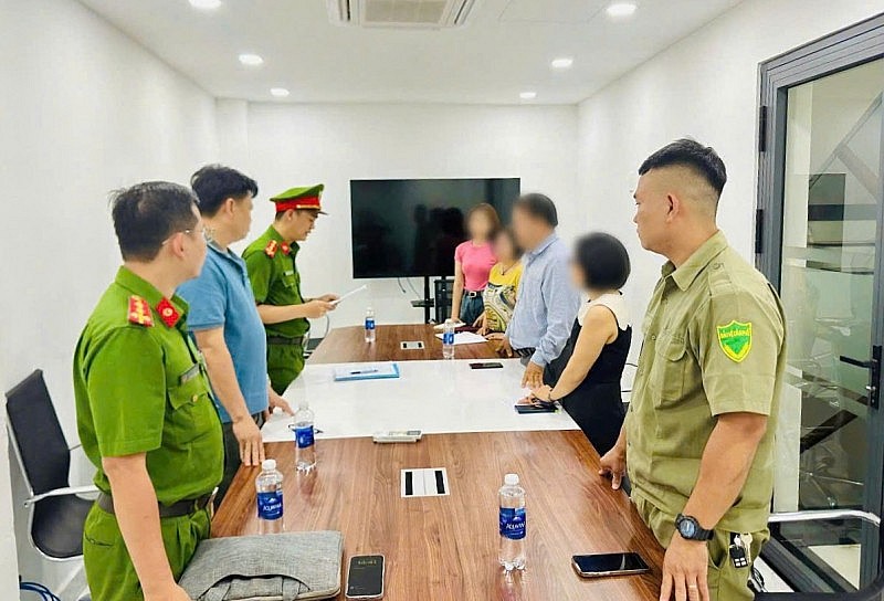 Cơ quan CSĐT Công an TP Huế đọc lệnh khám xét Công ty Cổ phần DVTVMT Hải Âu. 