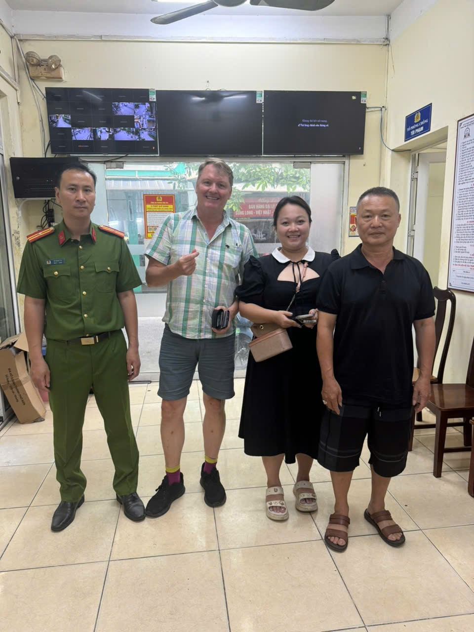 CA phường bàn giao tài sản cho người bị mất.