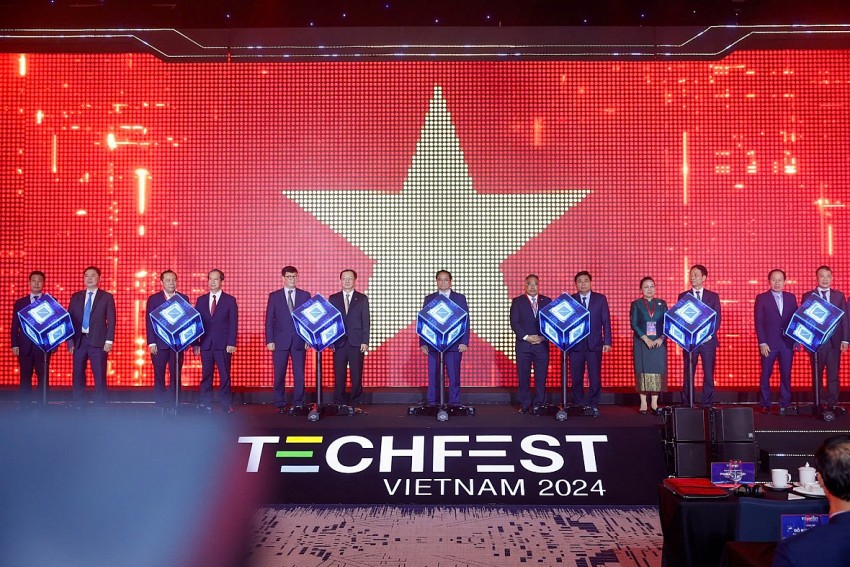 Thủ tướng Phạm Minh Chính và các đại biểu thực hiện nghi thức khai mạc Techfest 2024.