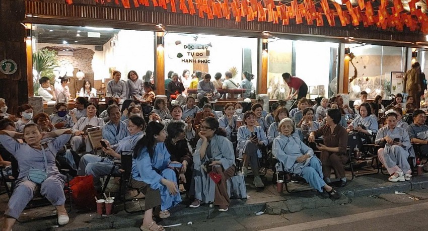 Hàng ngàn Phật tử hoan hỉ 