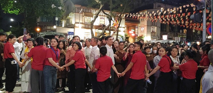 Hàng ngàn Phật tử hoan hỉ 