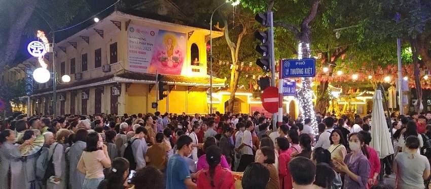Hàng ngàn Phật tử hoan hỉ 