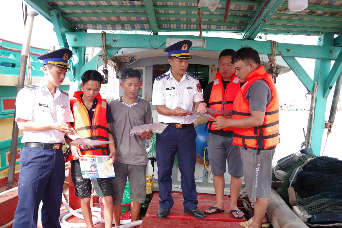 Hải đoàn 42 tăng cường tuyên truyền pháp luật và quy định về chống khai thác IUU cho ngư dân