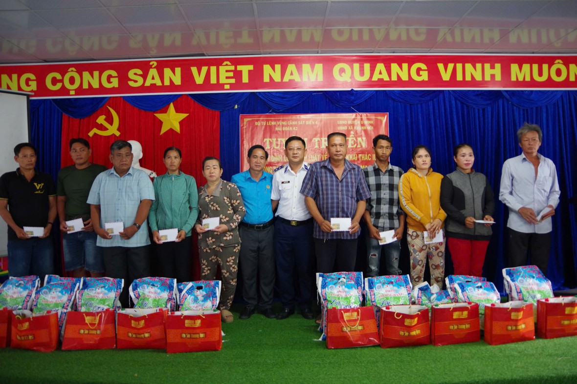 Hải đoàn 42 tăng cường tuyên truyền pháp luật và quy định về chống khai thác IUU cho ngư dân