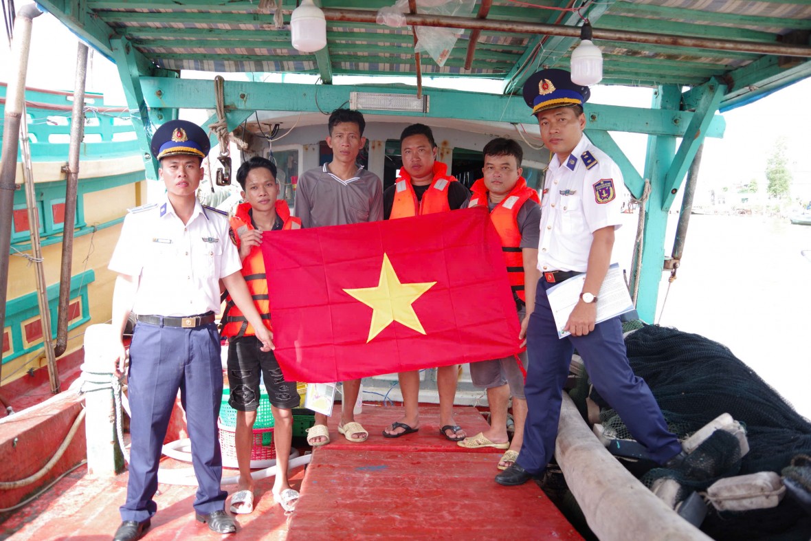 Hải đoàn 42 tăng cường tuyên truyền pháp luật và quy định về chống khai thác IUU cho ngư dân