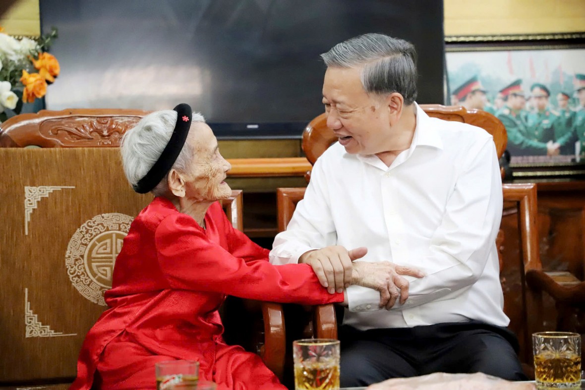 Tổng Bí thư Tô Lâm ân cần thăm hỏi sức khỏe mẹ Việt Nam Anh hùng Lê Thị Sáu.