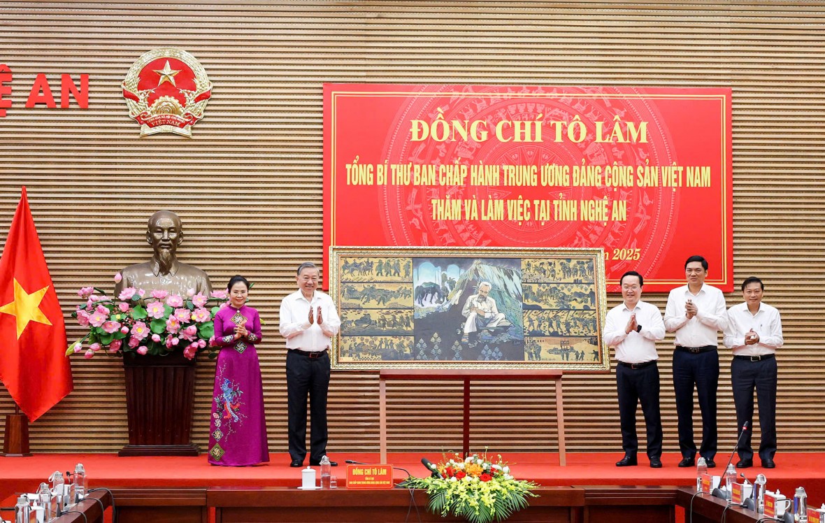 Thường trực Tỉnh ủy Nghệ An trao tặng bức tranh vẽ về Bác Hồ đến đồng chí Tổng Bí thư Tô Lâm.
