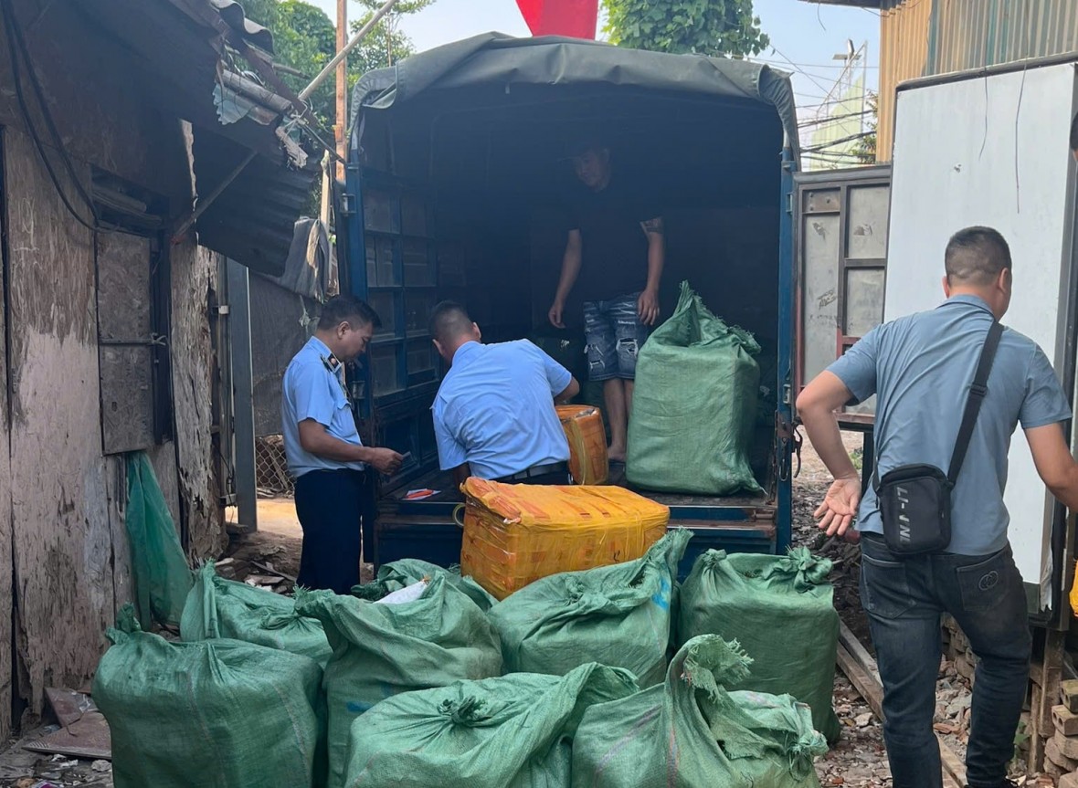 Đội Quản lý thị trường số 17 kiểm tra đột xuất điểm tập kết hàng tại phường Lĩnh Nam, quận Hoàng Mai. (Ảnh: Cổng TTĐT TP Hà Nội)