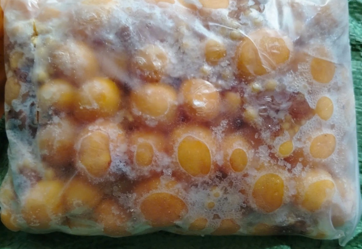 Lực lượng chức năng tạm giữ 800kg trứng gà non, gà đông lạnh không rõ xuất xứ tại quận Hoàng Mai. (Ảnh: Quyên Lưu)