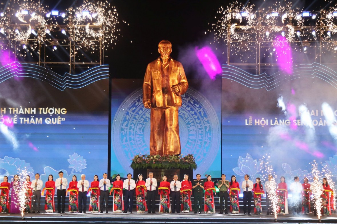 Đồng chí Tổng Bí thư Tô Lâm cùng các đại biểu cắt băng khánh thành công trình Tượng “Bác Hồ về thăm quê”.
