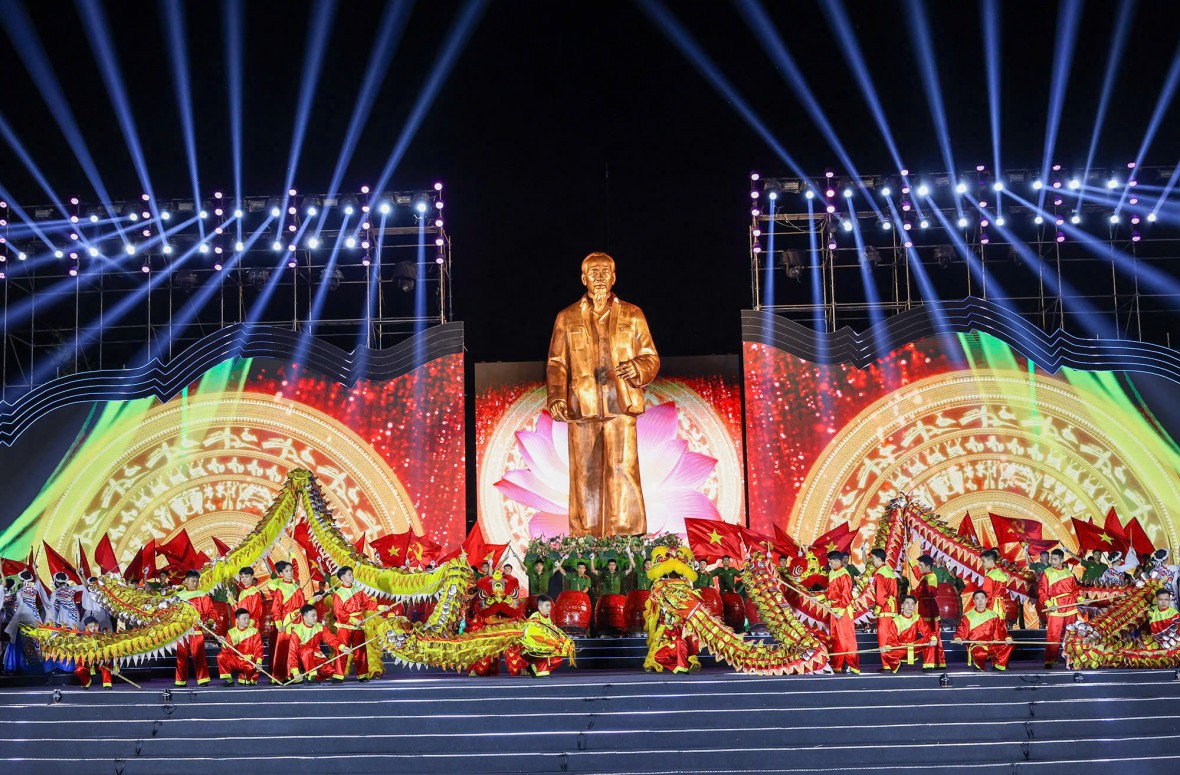 Màn biểu diễn Trống hội của Đoàn nghệ thuật Trống hội Học viện Cảnh sát nhân dân.