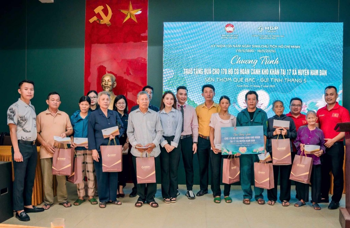 Trao tặng các phần quà tại chương trình Sen thơm quê Bác, gửi tình tháng 5 cho các gia đình khó khăn.