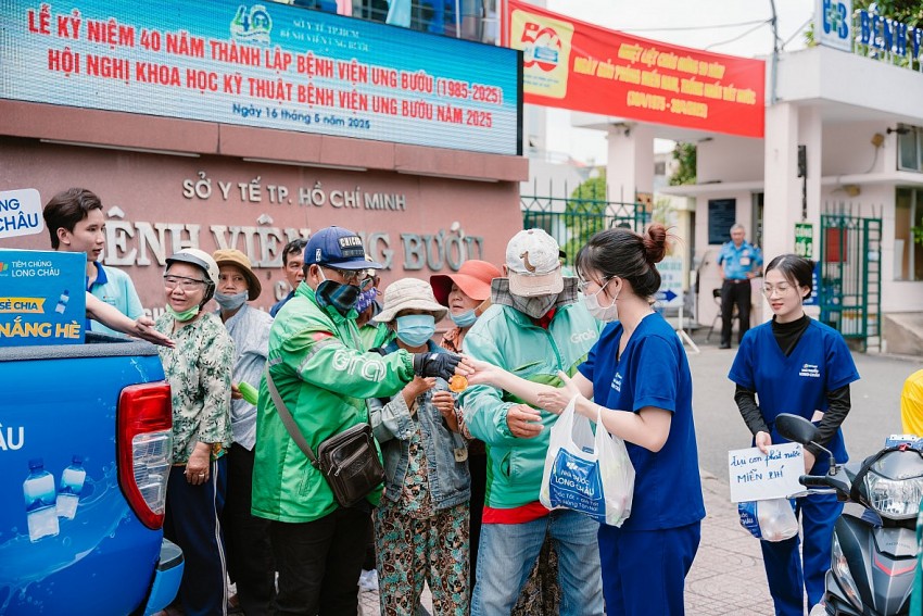 Những tài xế công nghệ, người bán hàng rong, người dân xếp hàng chờ thăm khám,... ghé nhận nước uống miễn phí giữa trưa nắng.