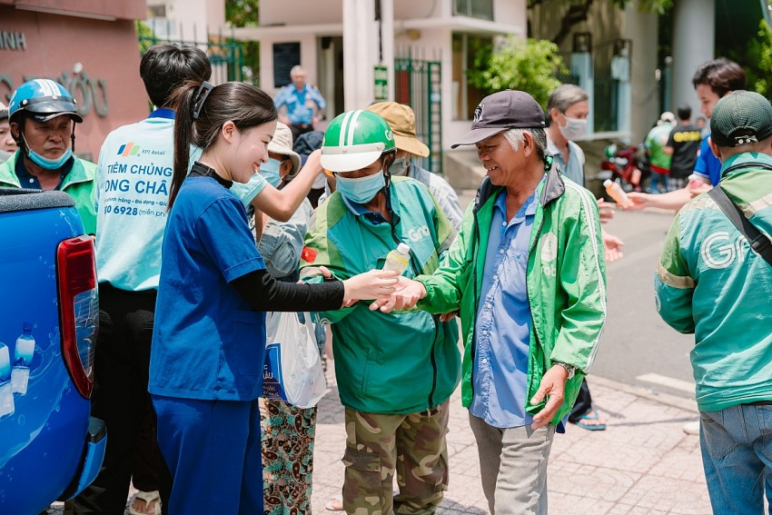 Giữa thời tiết nắng như đổ lửa, nhận được chai nước miễn phí như thế này mà mát lòng.