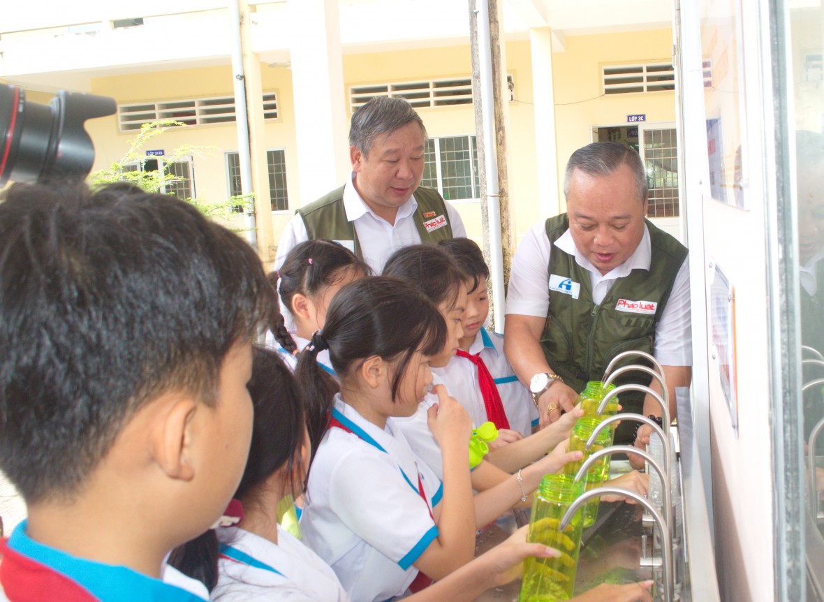 Lễ phát động Cuộc thi trực tuyến ATGT và đưa nước sạch đến học đường ở Cà Mau