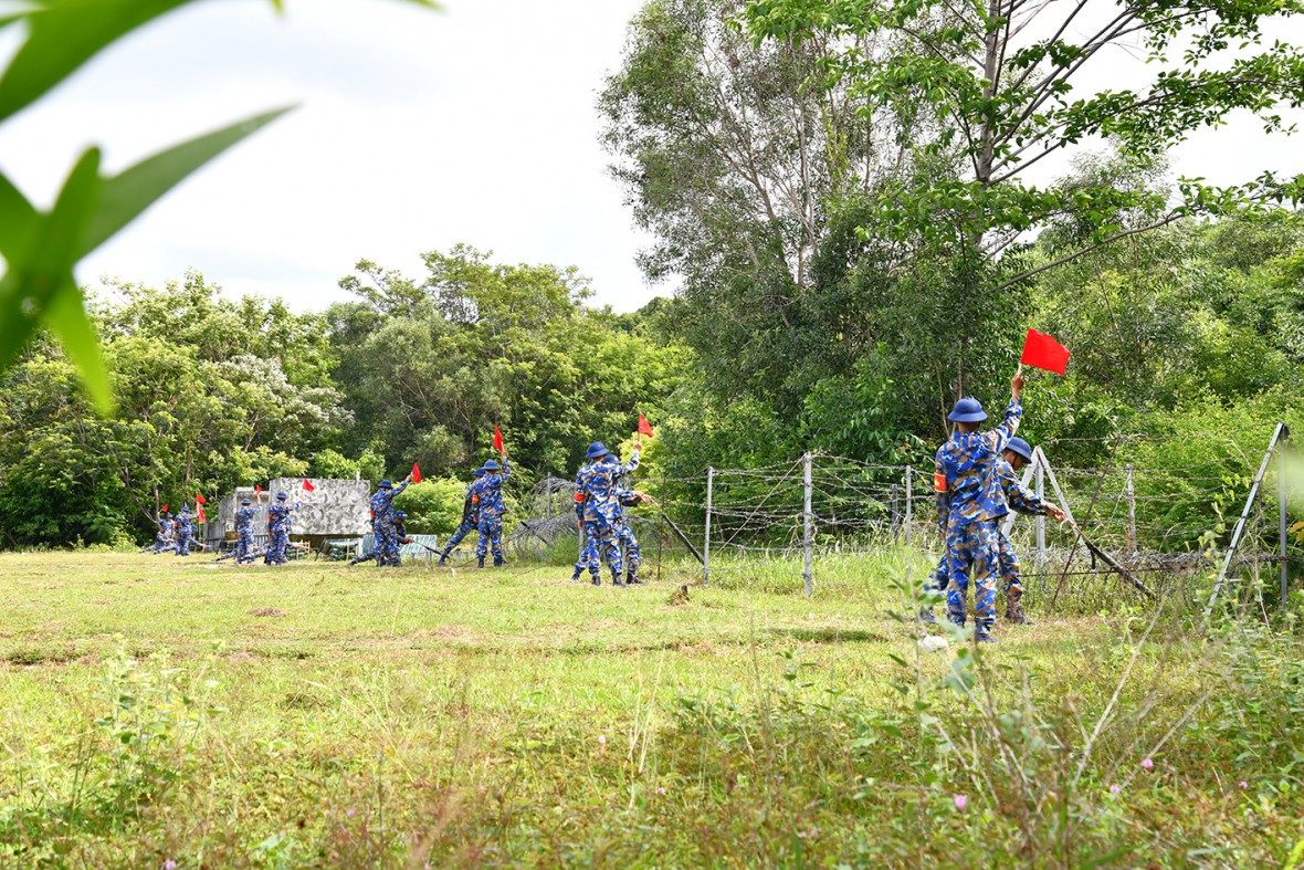 Chiến sĩ mới Bộ Tư lệnh Vùng 5 Hải quân thực hành “3 tiếng nổ” Chiến sĩ mới Bộ Tư lệnh Vùng 5 Hải quân thực hành “3 tiếng nổ”