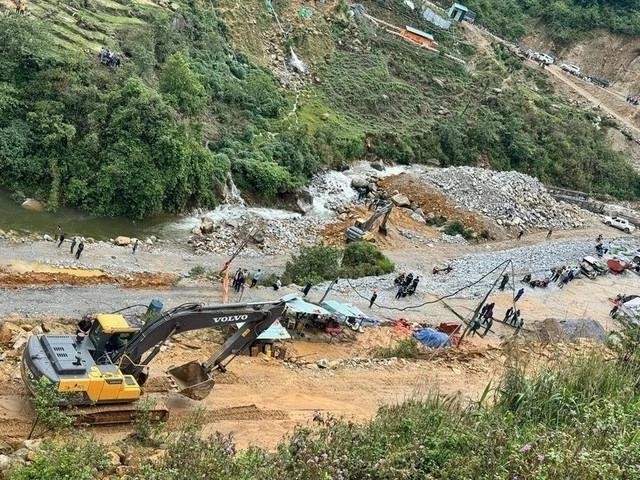 Sạt lở một công trình thủy điện, 5 người mất tích, 4 người bị thương