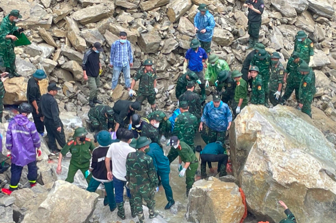 Các lực lượng chức năng đưa thi thể nạn nhân ra khỏi hiện trường (Ảnh: Công an Lai Châu).