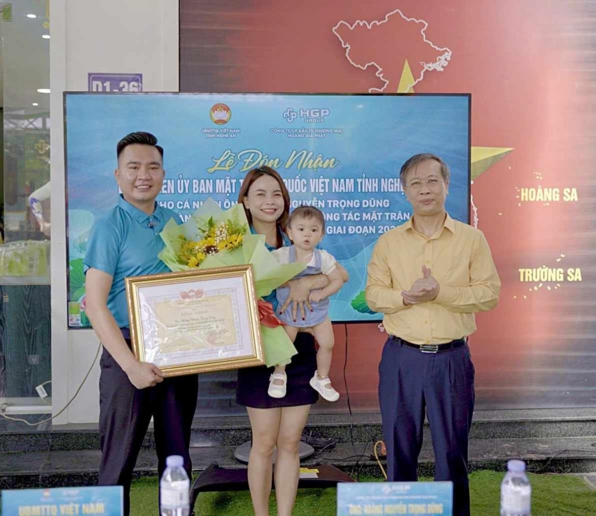 Trao tặng Bằng khen của UBMTTQ Việt Nam tỉnh Nghệ An cho cá nhân Chủ tịch HĐQT Hoàng Gia Phát Group. Trao tặng Bằng khen của UBMTTQ Việt Nam tỉnh Nghệ An cho cá nhân Chủ tịch HĐQT Hoàng Gia Phát Group.