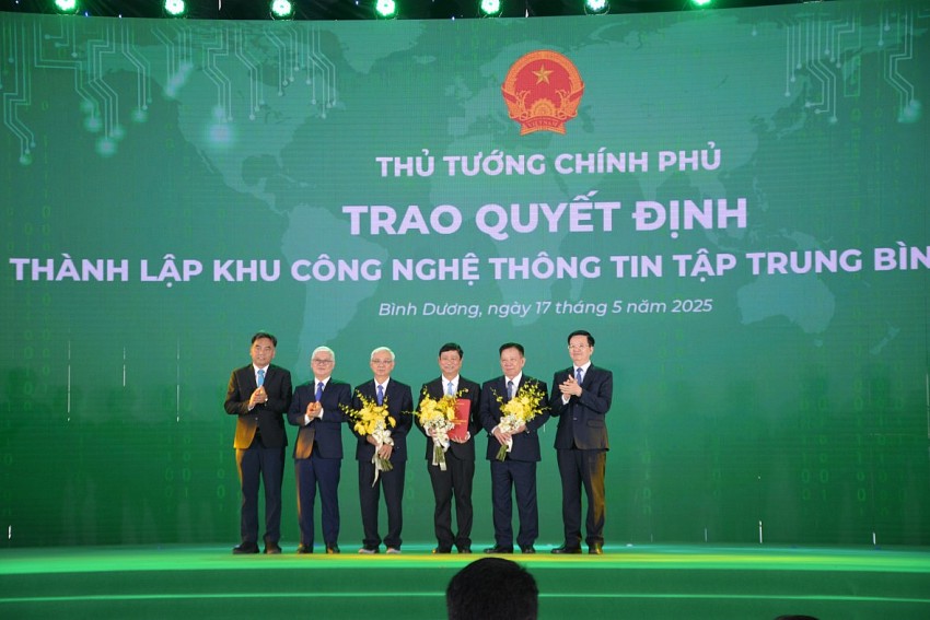 Tại buổi lễ, Phó Thủ tướng Chính phủ - Mai Văn Chính trao Quyết định thành lập Khu công nghệ thông tin tập trung Bình Dương cho lãnh đạo tỉnh.