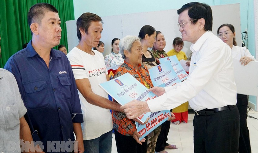 Bàn giao 200 căn nhà 