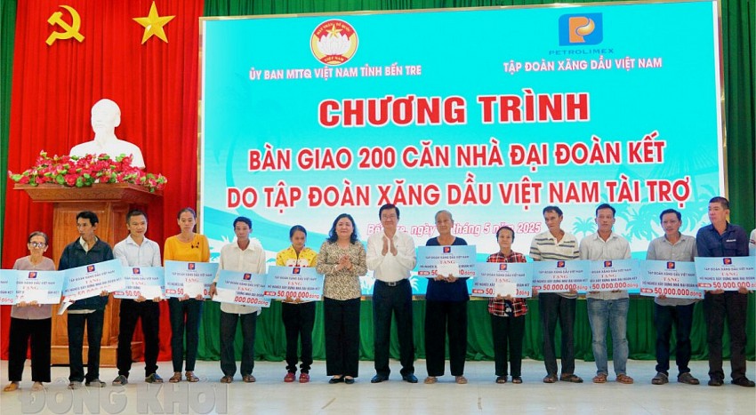 Bàn giao 200 căn nhà 